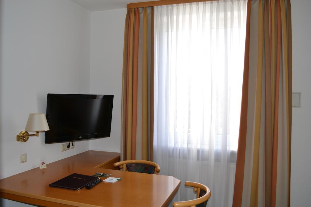 Hotel Am Ostpark Нойбиберг Екстериор снимка